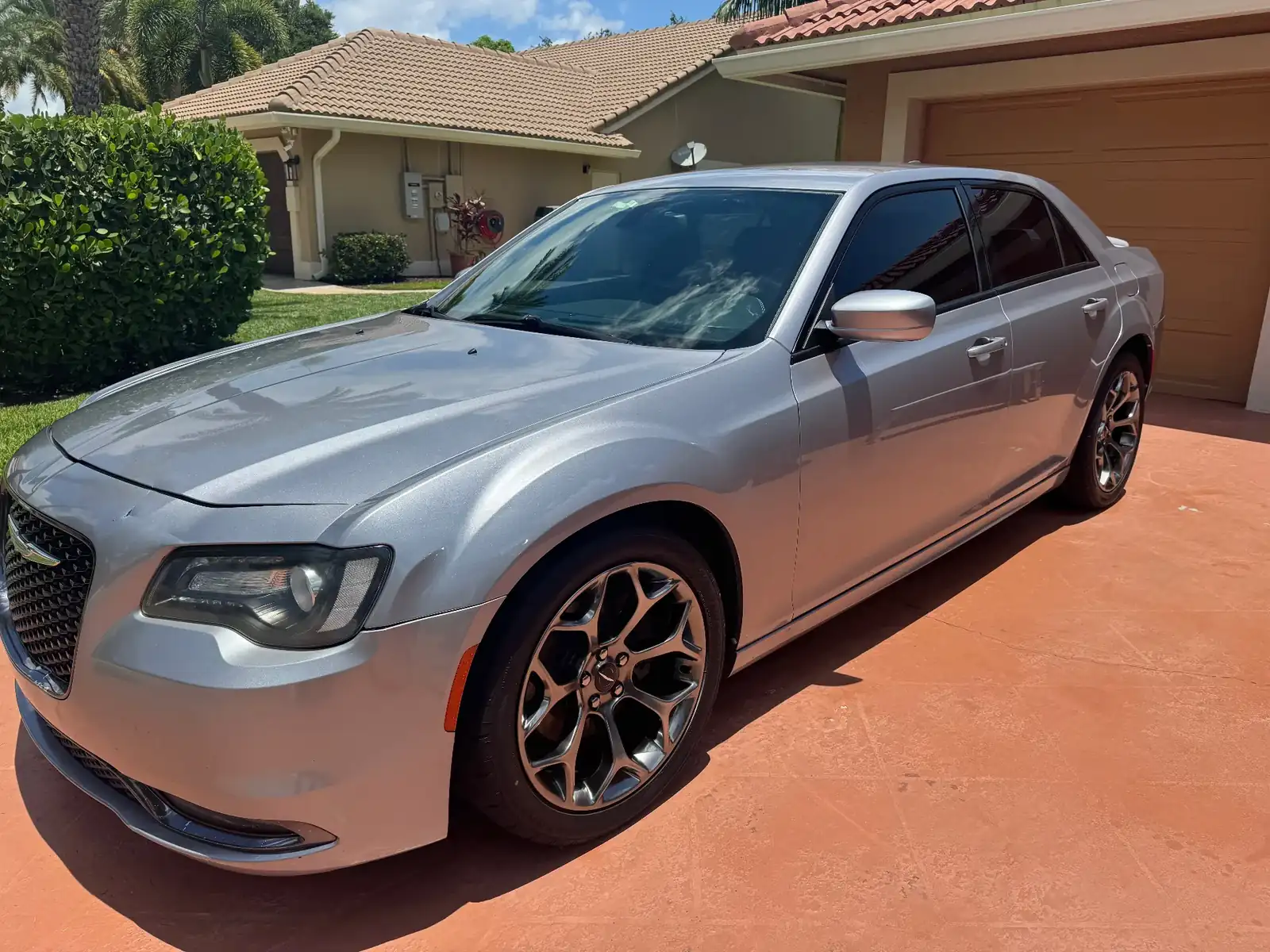 Mobile exterior detail — Chrysler 300, Coral Springs, FL